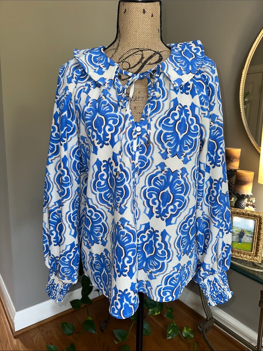 entro Blue & White Floral Medallion Ruffle Tie Blouse size small
